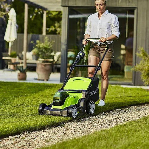 Новость: Как выбрать газонокосилку для дачи?